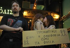 Δράση έξω από gay-friendly αθηναϊκό μαγαζί που ζήτησε από γκέι ζευγάρι «να μην προκαλεί»