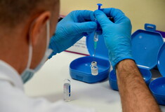 DW: Πώς η Γερμανία εξασφαλίζει ολοένα και περισσότερα εμβόλια