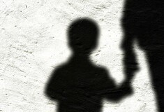 Κακοποίηση: Αναστέλλεται η παραγραφή για τους ανήλικους- Ειδικό μητρώο για επαγγελματίες που ασχολούνται με παιδιά