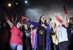 "Aπόψε είμαστε όλοι καθαρίστριες": H Aλεξίου τραγούδησε για τις 595 απολυμένες γυναίκες
