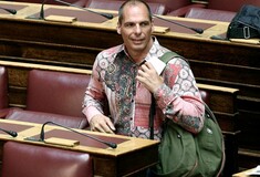Σπόντα Τσίπρα με αναφορά στα πουκάμισα του Βαρουφάκη: Tον κατηγορείτε πως δεν φοράει καλόγουστα πουκάμισα...