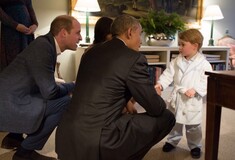 O μικρός πρίγκηπας Τζορτζ υποδέχτηκε τον Ομπάμα με τις πιτζάμες και του έσφιξε το χέρι