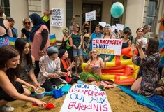 Beach party-διαμαρτυρία στο Λονδίνο κατά της απαγόρευσης του μπουρκίνι στις παραλίες της Γαλλίας
