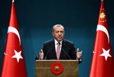 Ο Ερντογάν συνεχίζει την εκκαθάριση με τα ΜΜΕ - Κλείνει 16 τηλεοπτικούς σταθμούς και 45 εφημερίδες