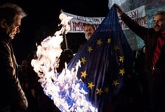 Η σημαία, η φωτιά, τα σύμβολα: γιατί η δημοκρατική εξημέρωση της Χρυσής Αυγής είναι μια αφελής σκέψη. Από τον Νικόλα Σεβαστάκη