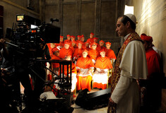 Βενετία: Ο νεαρός Πάπας του Σορεντίνο και ο άγιος στρατιώτης του Μελ Γκίμπσον