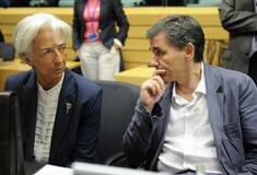 Bloomberg: Η Ελλάδα υπερβαίνει τους στόχους για το πλεόνασμα, αλλά το ΔΝΤ δεν πείθεται