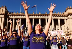 Εκατομμύρια γυναίκες στον κόσμο φωνάζουν για ισότητα, σεβασμό και αλληλεγγύη
