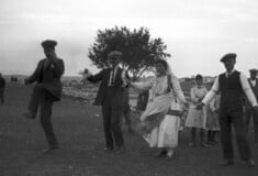 Γαμήλιος χορός στα Παραπούγγια Βοιωτίας το 1924: η αυστηρή ποίηση μιας παλιάς Ελλάδας
