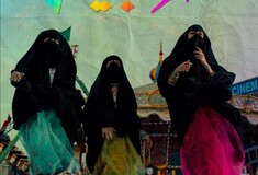Το φεμινιστικό τραγούδι των γυναικών με τις νικάμπ που παίζουν μπάσκετ και κάνουν σκέιτμπορντ έχει αναστατώσει τη Σαουδική Αραβία