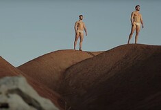 Υποδεχόμαστε το 2017 με μερικές φωτογραφίες απ' το πιο σέξι ελληνικό ημερολόγιο με άντρες