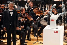 Ανθρωποειδές ρομπότ διηύθυνε Συμφωνική Ορχήστρα και συνόδευσε τον τενόρο Αντρέα Μποτσέλι