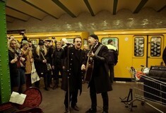 Οι U2 ξάφνιασαν τους επιβάτες στο μετρό του Βερολίνου με μια μίνι «συναυλία»