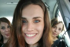 Η ιστορία της 23χρονης Κωνσταντίνας Λία που είναι transgender μοντέλο και έκανε για πρώτη φορά πασαρέλα στη Μύκονο