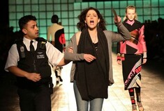 Διέκοψαν το σόου της Μαίρης Κατράντζου στην Εβδομάδα Μόδας του Λονδίνου φωνάζοντας συνθήματα κατά της γούνας