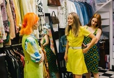 Thrift-shopping στην Αθήνα: Η επιστροφή των μεταχειρισμένων και vintage ρούχων