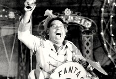 «Ο Τρελός του Λούνα Παρκ»: η μεγαλύτερη θεατρική επιτυχία του Θανάση Βέγγου 