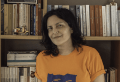 Η στιχουργός Ελεάνα Βραχάλη μιλά για τη ζωή της με σκλήρυνση κατά πλάκας