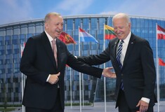 Σύνοδος ΝΑΤΟ: «Εποικοδομητική συνάντηση» Μπάιντεν- Ερντογάν στις Βρυξέλλες