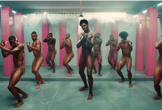 Στης φυλακής τα κάγκελα ο Lil Nas X στο βίντεο για το Industry Baby