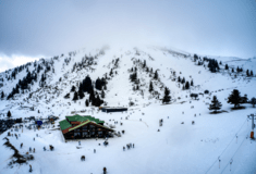 Κατάλευκο το χιονοδρομικό κέντρο στα Καλάβρυτα: Σκι και snowboard στο χίονι