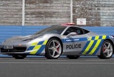 Η τσεχική αστυνομία μετατρέπει κατασχεθείσα Ferrari σε περιπολικό 