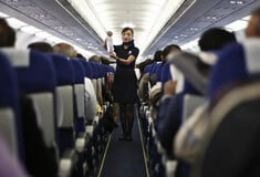 «Ο υπηρέτης μου είναι γρηγορότερος από'σένα»: Οι γυναίκες αεροσυνοδοί συχνότερα θύματα αεροπορικού bullying