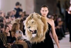 Η Ιρίνα Σάικ με λιοντάρι στο σόου Schiaparelli