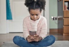 Βρετανία: Ο επικεφαλής της Samsung λέει ότι δεν έδωσε smartphone στην κόρη του προτού γίνει 11 ετών