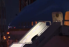 Νέα τούμπα του Τζο Μπάιντεν στις σκάλες του Air Force One - Πρόκειται για την τρίτη φορά που σκοντάφτει προσπαθώντας να επιβιβαστεί