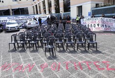 Τέμπη: 57 άδειες καρέκλες έξω από το υπουργείο Μεταφορών, όσοι και οι νεκροί- Διαμαρτυρία φοιτητών