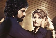 «Καυτές Διακοπές»: ένα ελληνικό crime-drama από το 1976, με τον Λάκη Κομνηνό και την Όλγα Πολίτου
