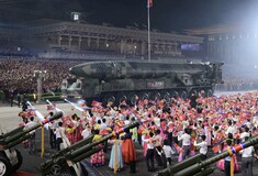 Κιμ Γιονγκ Ουν: Παρακολούθησε στρατιωτική παρέλαση με νέους βαλλιστικούς πυραύλους και drones