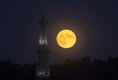 Το «φεγγάρι του θερισμού»: Εικόνες από την τελευταία υπερπανσέληνο του 2023