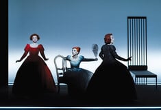 «Τρεις ψηλές γυναίκες» του Έντουαρντ Άλμπι, στο Δημοτικό Θέατρο Πειραιά, σε σκηνοθεσία Μπομπ Γουίλσον