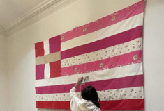 Αποσύρεται η ροζ ελληνική σημαία από έκθεση του Γενικού Προξενείου της Νέας Υόρκης