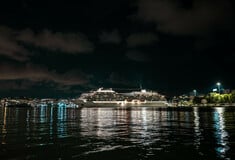 Η νύχτα είναι μεγάλη στο λιμάνι του Πειραιά