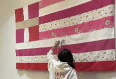 Η Αθήνα «ντύνεται» με τη ροζ σημαία της Γεωργίας Λαλέ για την Ημέρα της Γυναίκας