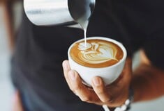 Οι λάτρεις του καφέ έχουν χαμηλότερο κίνδυνο υποτροπής του καρκίνου του εντέρου, σύμφωνα με έρευνα