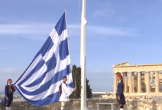 25η Μαρτίου: Δέος στην έπαρση της σημαίας στον Ιερό Βράχο της Ακρόπολης