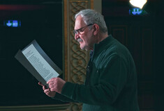 O Δημήτρης Καταλειφός διαβάζει ένα συγκλονιστικό απόσπασμα από το πρώτο θεατρικό έργο που ανέβηκε στο Δημοτικό Θέατρο Πειραιά.