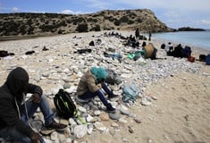 «Η Γαύδος των 70 κατοίκων δέχτηκε 800 ανθρώπους από τη θάλασσα» γράφει ο Guardian