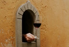 Μικροσκοπικά παράθυρα που σερβίρουν κρασί; Από εμάς είναι ναι!