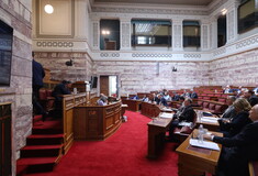 Βουλή: Ψηφίστηκαν φορολογικός κώδικας και τροπολογία για το «καλάθι του νονού»