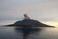 Ινδονησία: Συνεχείς οι εκρήξεις ηφαιστείου Ρουάνγκ - Βρέχει λιωμένους βράχους στα γύρω χωριά