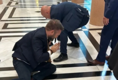 Ο βουλευτής Κωνσταντίνος Φλώρος επιτέθηκε με γροθιές σε βουλευτή του Βελόπουλου μέσα στη Βουλή