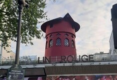 Παρίσι: Έπεσαν τα φτερά του Moulin Rouge – Άγνωστη η αιτία