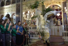 Πρώτη Ανάσταση: Viral τα βίντεο με τον «ιπτάμενος» ιερέα από τη Χίο