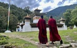 Ινδία, Νεπάλ, Μπουτάν: Καταγράφοντας τις συνέπειες της κλιματικής αλλαγής, την τεχνητή νοημοσύνη και όσα πρεσβεύει η «γκουρού» Βαντάνα Σίβα