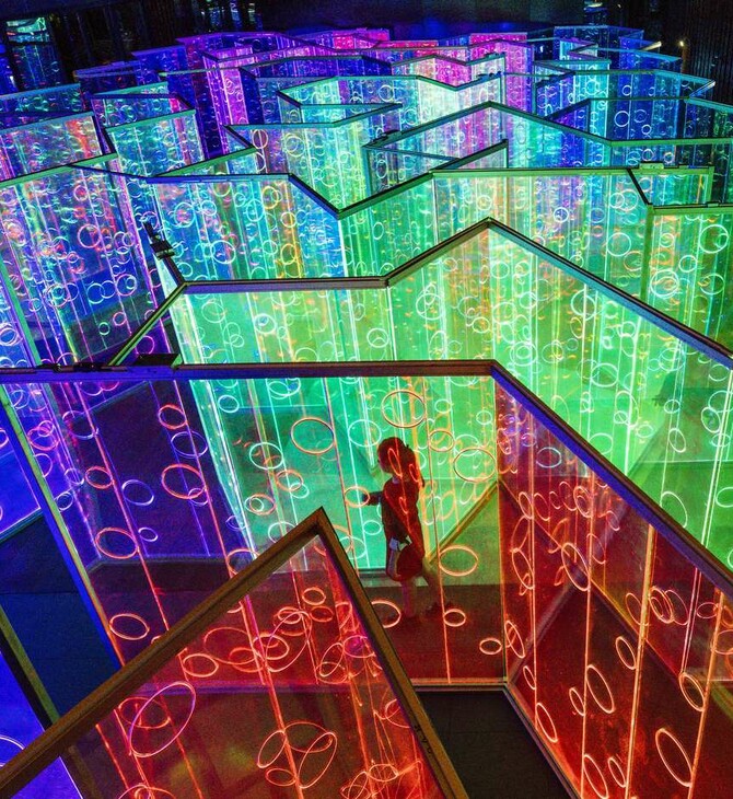 Ένας φωτεινός λαβύρινθος βυθίζει τους επισκέπτες σε ένα technicolor κόσμο